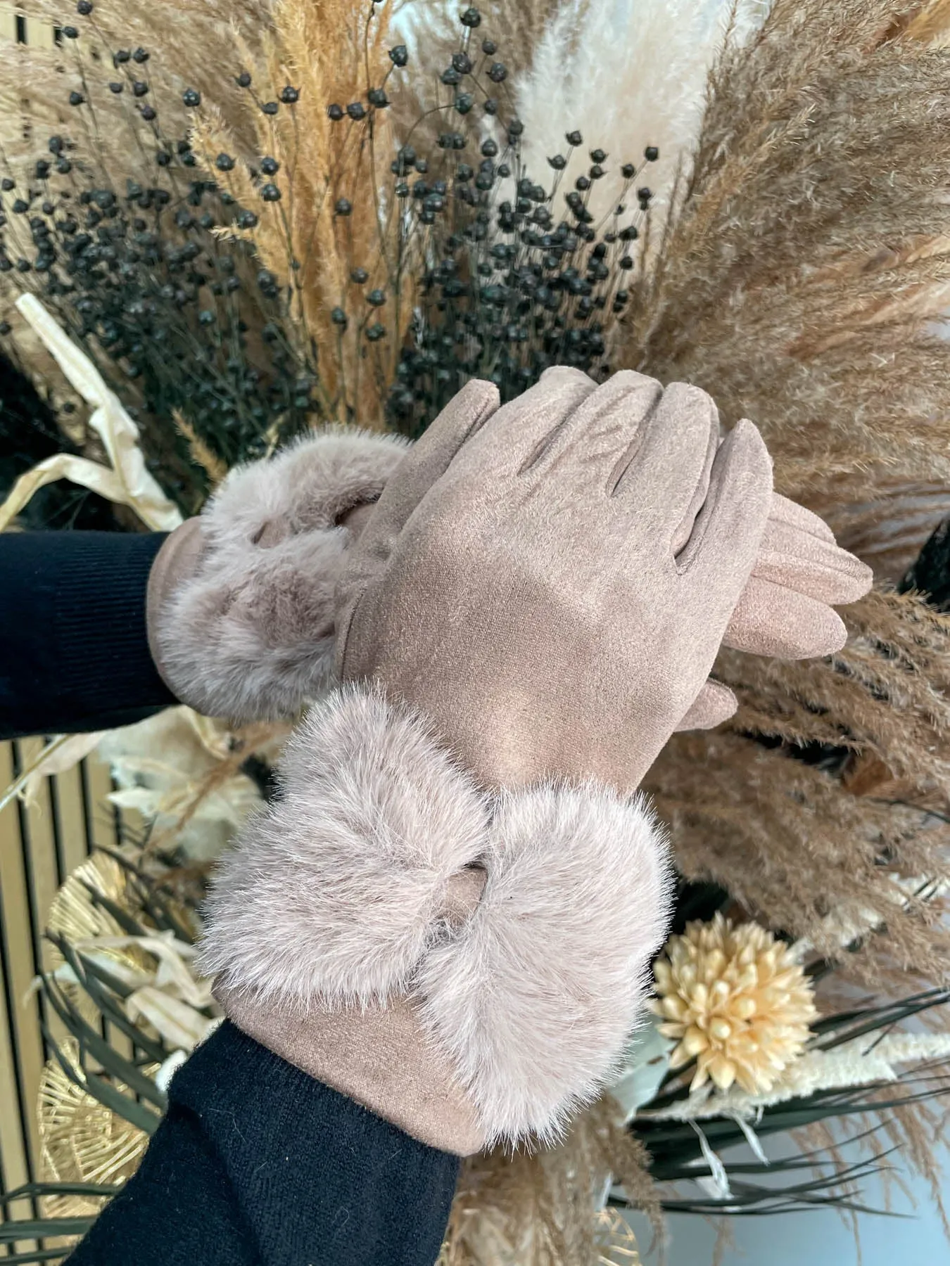 Fur Bow Gloves in 2 Colors