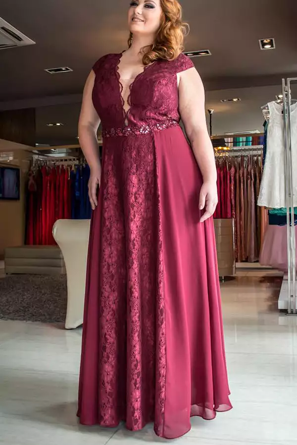 Plus Size Deep V Neck Sleeveless Lace Chiffon Prom Dress with Floor Length