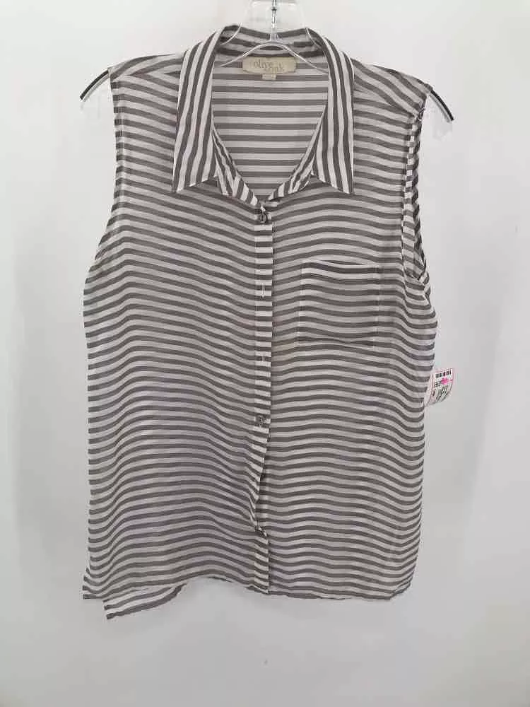 Pre-Owned Olive + Oak White Large Stripe Button Down Tank Top